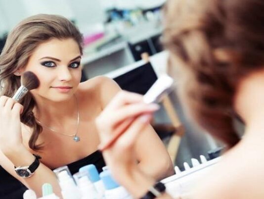 Basic makeup tips that every woman should know