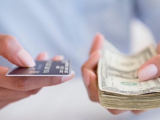 Using Credit Card vs Cash – Which is the Better Option?